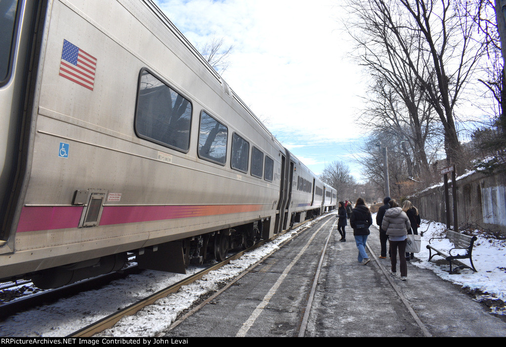 Passengers boarding NJT Train # 1712 at Kingsland Station 